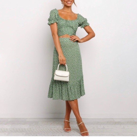 ladyVote Dresses & Skirts - Printed round neck lace puff sleeve floral dress